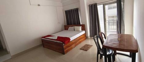 Comfort Triple Room | Laptop workspace, free WiFi