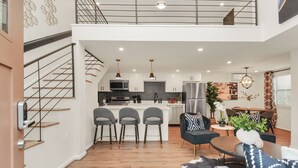 Ein modernes Apartment mit Küche, Essbereich und Wohnzimmer.
