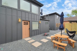 Outdoor dining - Spacious Retreat w/ Hot Tub --- Fully Gated w/ Prkng (Houston)