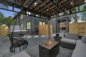 Terrace/patio - Spacious Retreat w/ Hot Tub --- Fully Gated w/ Prkng (Houston)