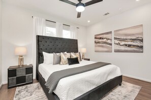 10 bedrooms, desk, iron/ironing board, free WiFi - Spacious Retreat w/ Hot Tub --- Fully Gated w/ Prkng (Houston)