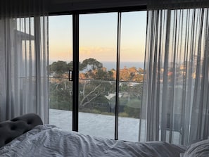 5 bedrooms, in-room safe, desk, iron/ironing board - Modern Oceanview luxury. Tranquil heaven. Just minutes to the beach. (McCrae)