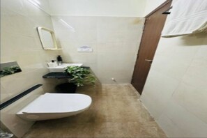 Regadera, toallas, jabón, papel de baño 