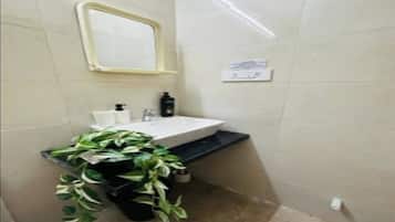 Dusj, håndklær, såpe og toalettpapir