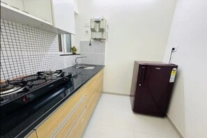 Refrigerador, parrilla de estufa, utensilios de cocina y comedor 