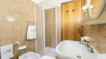 Dusche, Bidet, Handtücher