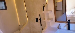 Kahden hengen huone | Kylpyhuone | Suihku, ilmaiset hygieniatuotteet, pyyhkeet, saippua