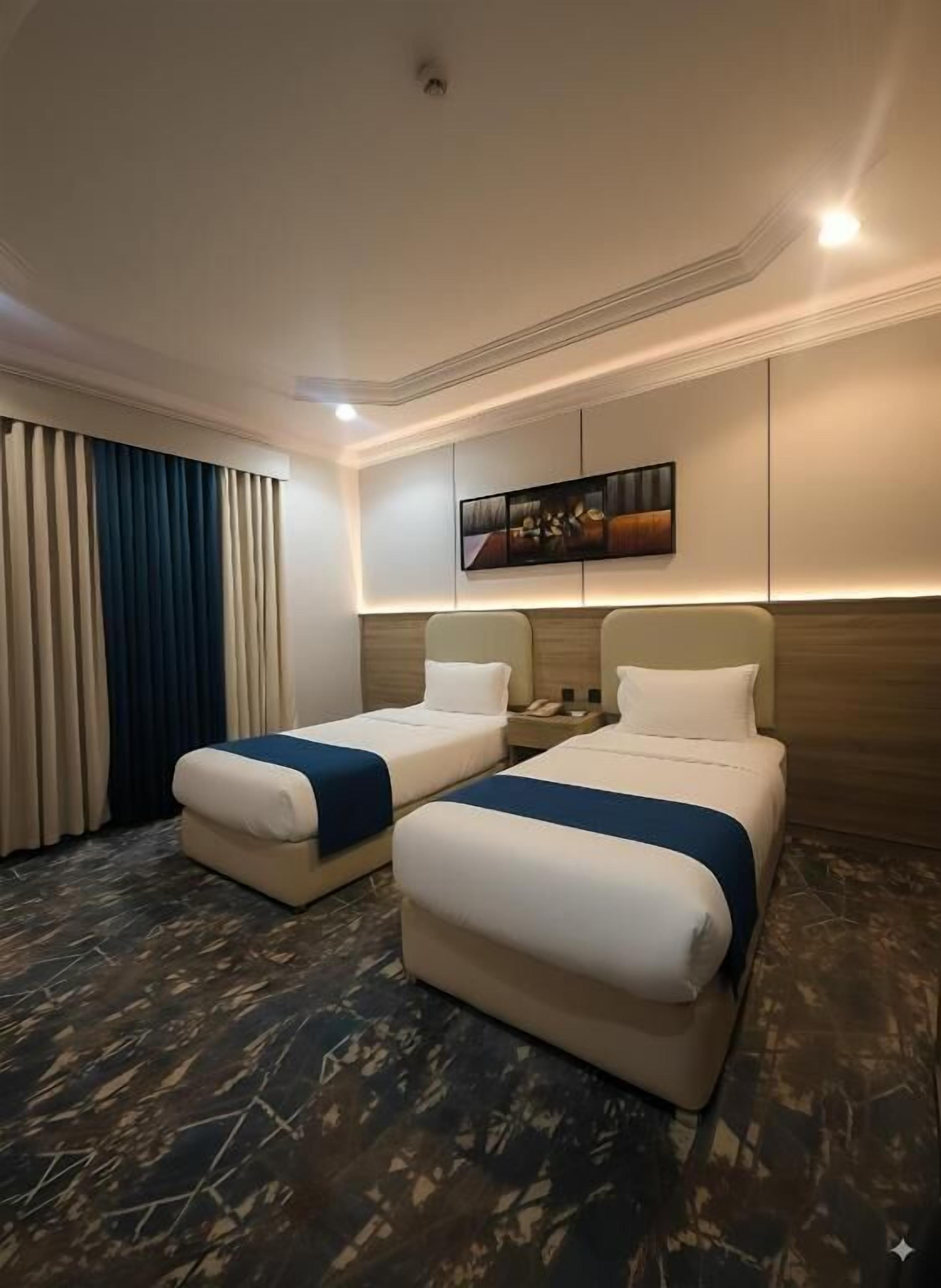 Trippelrum för familj - utsikt mot staden | Ljudisolering, strykjärn/strykbräda och gratis wi-fi