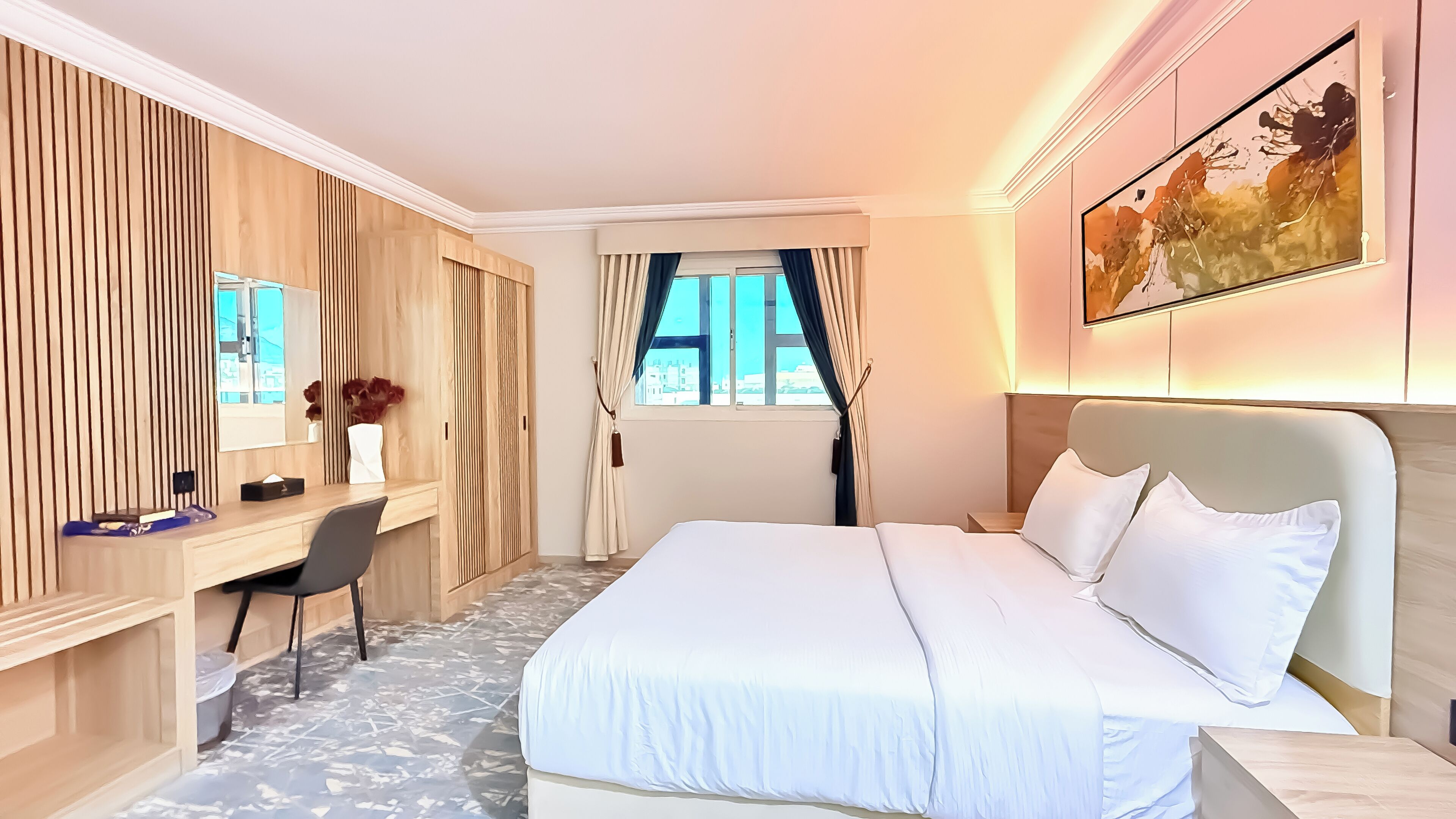 Chambre triple familiale, vue sur la ville | Système d’insonorisation, fer et planche à repasser