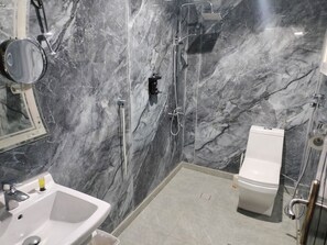 Habitación triple familiar, vista a la ciudad | Baño | Secadora de cabello 