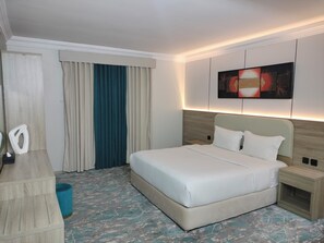 Habitación triple familiar, vista a la ciudad | Insonorización, tabla de planchar con plancha y wifi gratis 