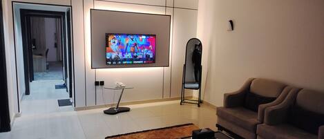 Family Triple Room, City View | Living area