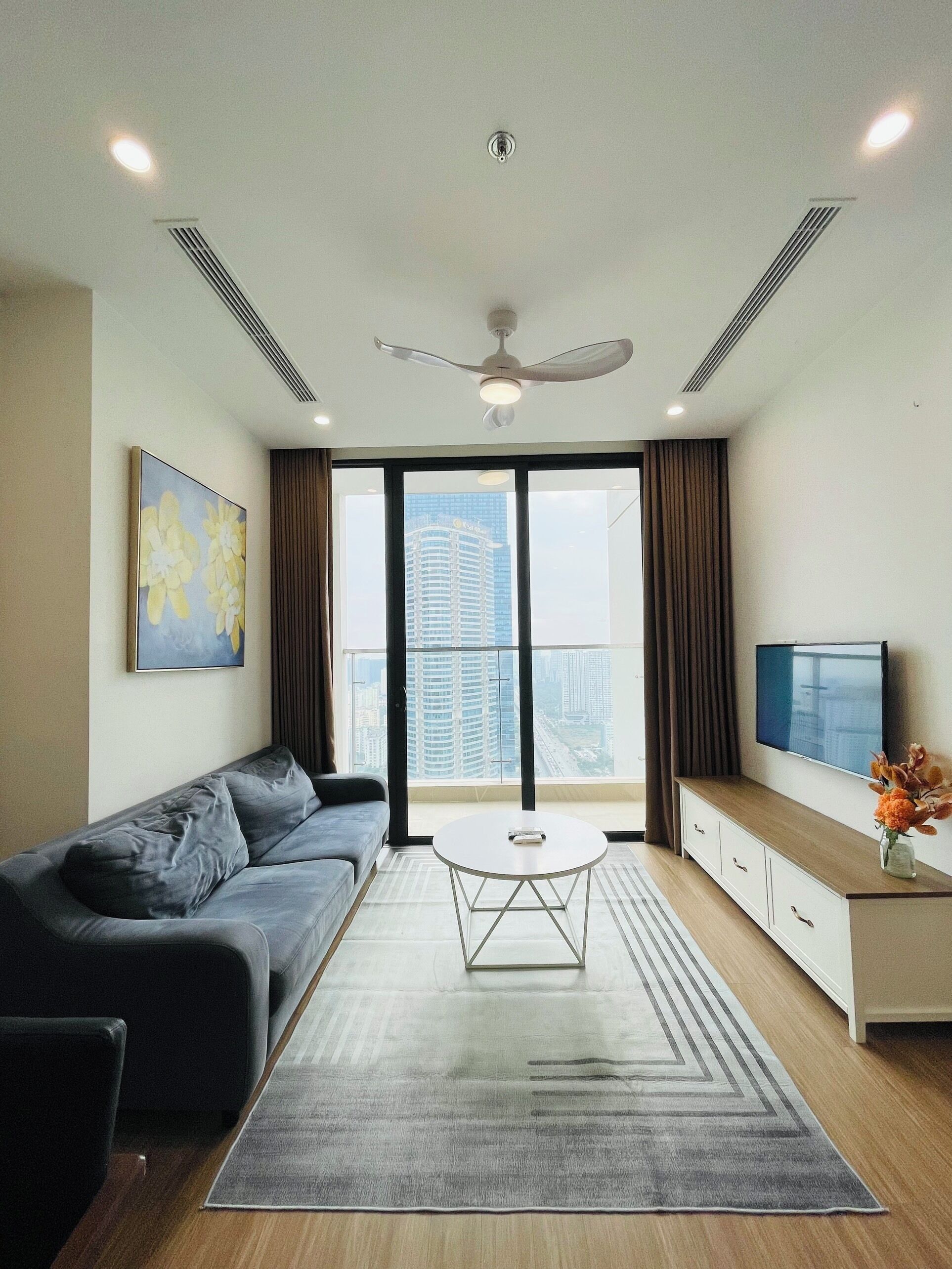 Basic Double or Twin Room, City View | Living area