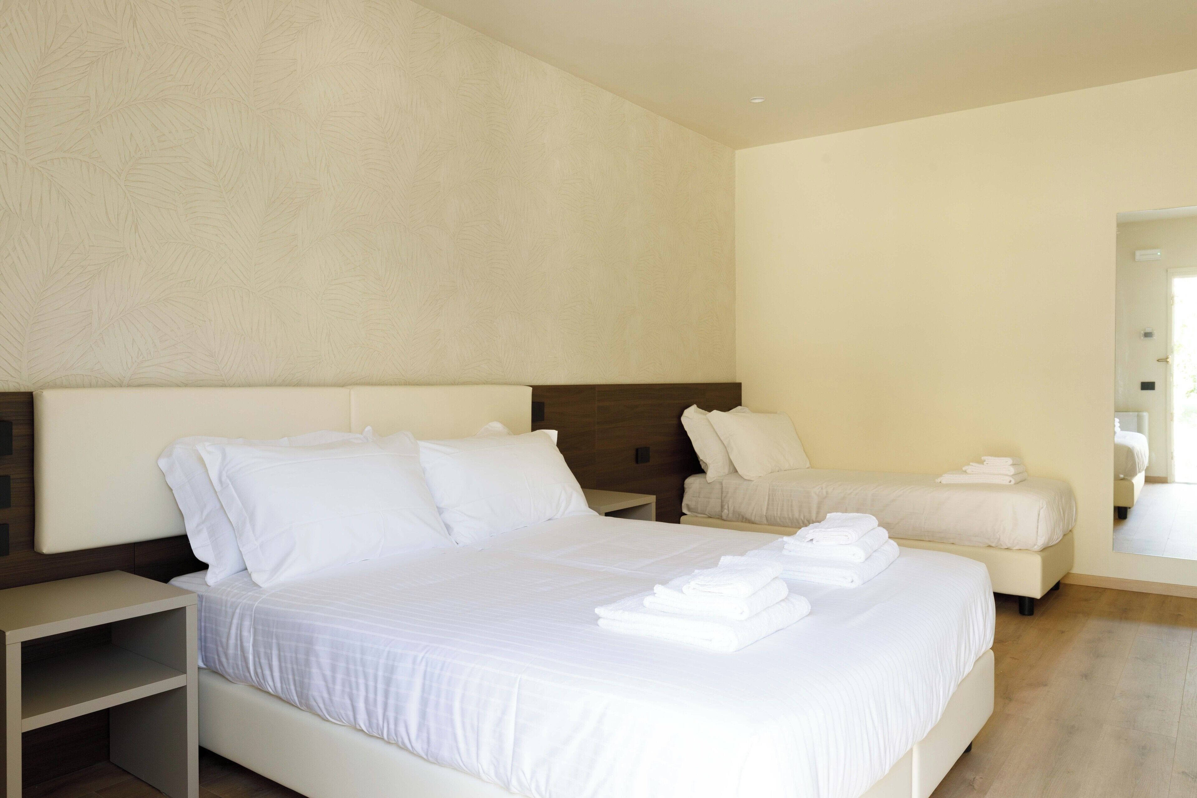 Suite, patio, vista piscina | Una cassaforte in camera, Wi-Fi gratuito