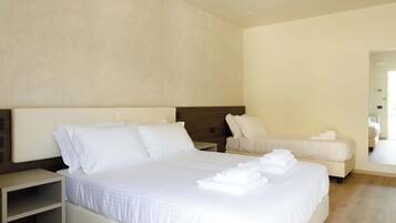 Suite, patio, vista piscina | Una cassaforte in camera, Wi-Fi gratuito