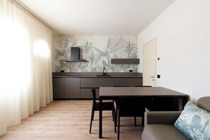 Suíte, varanda, vista para a piscina | Opções para refeição