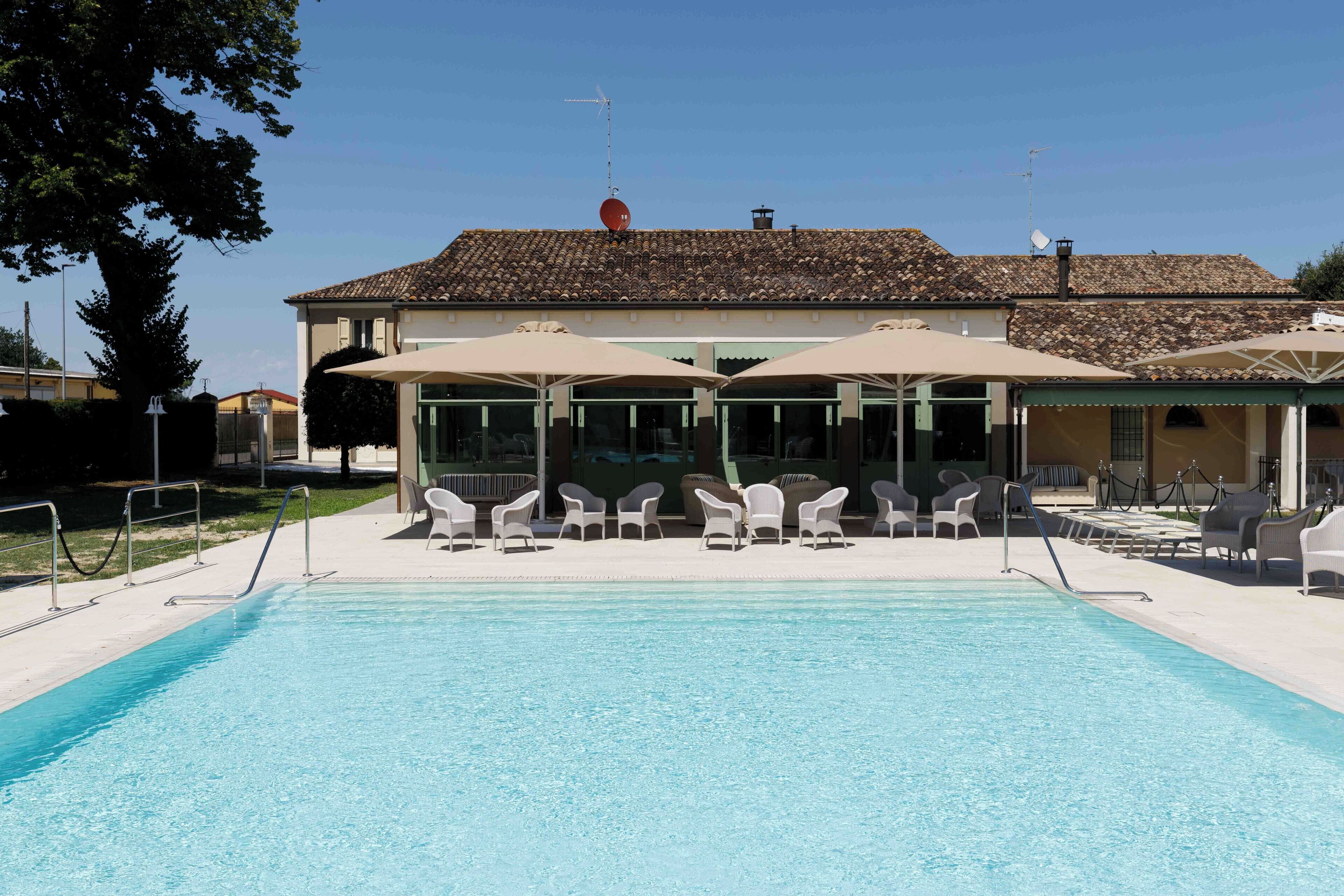Piscine extérieure (ouverte en saison), parasols de plage