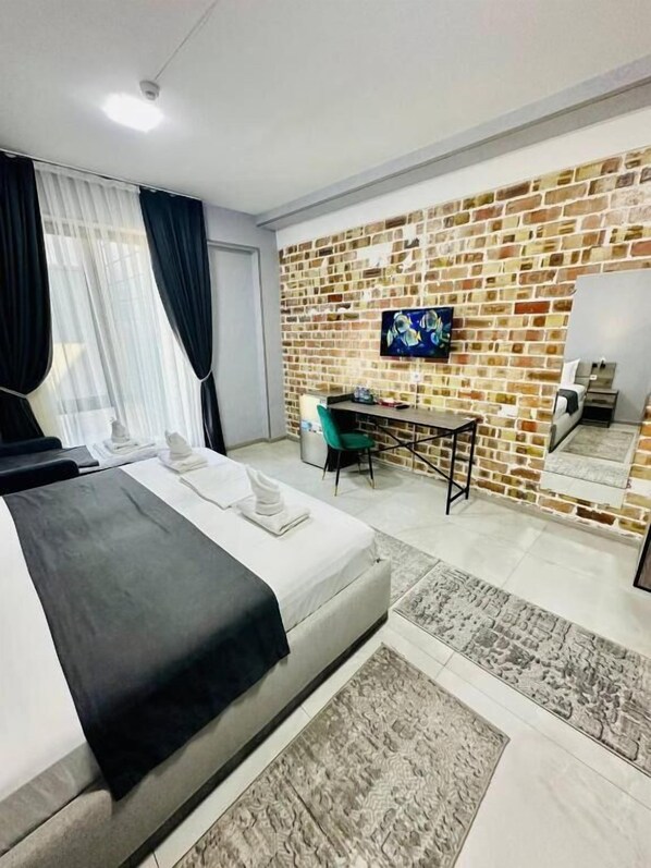 Quarto triplo família | Cofres nos quartos, quartos à prova de som, Wi-Fi de cortesia