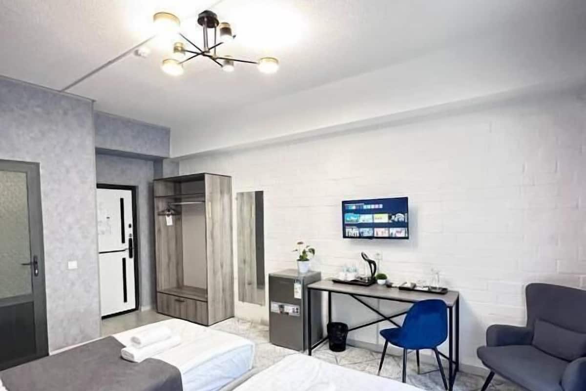 Quarto duplo superior | Cofres nos quartos, quartos à prova de som, Wi-Fi de cortesia