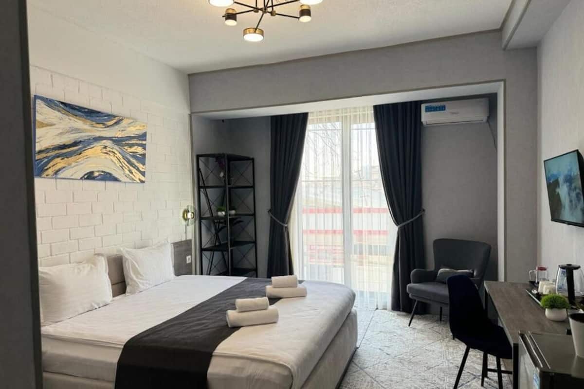 Quarto casal superior | Cofres nos quartos, quartos à prova de som, Wi-Fi de cortesia