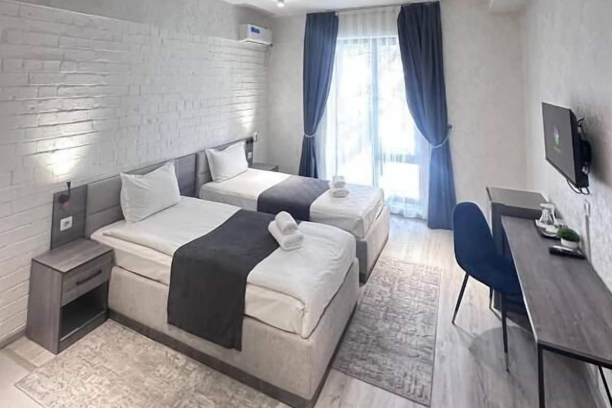 Quarto duplo | Cofres nos quartos, quartos à prova de som, Wi-Fi de cortesia