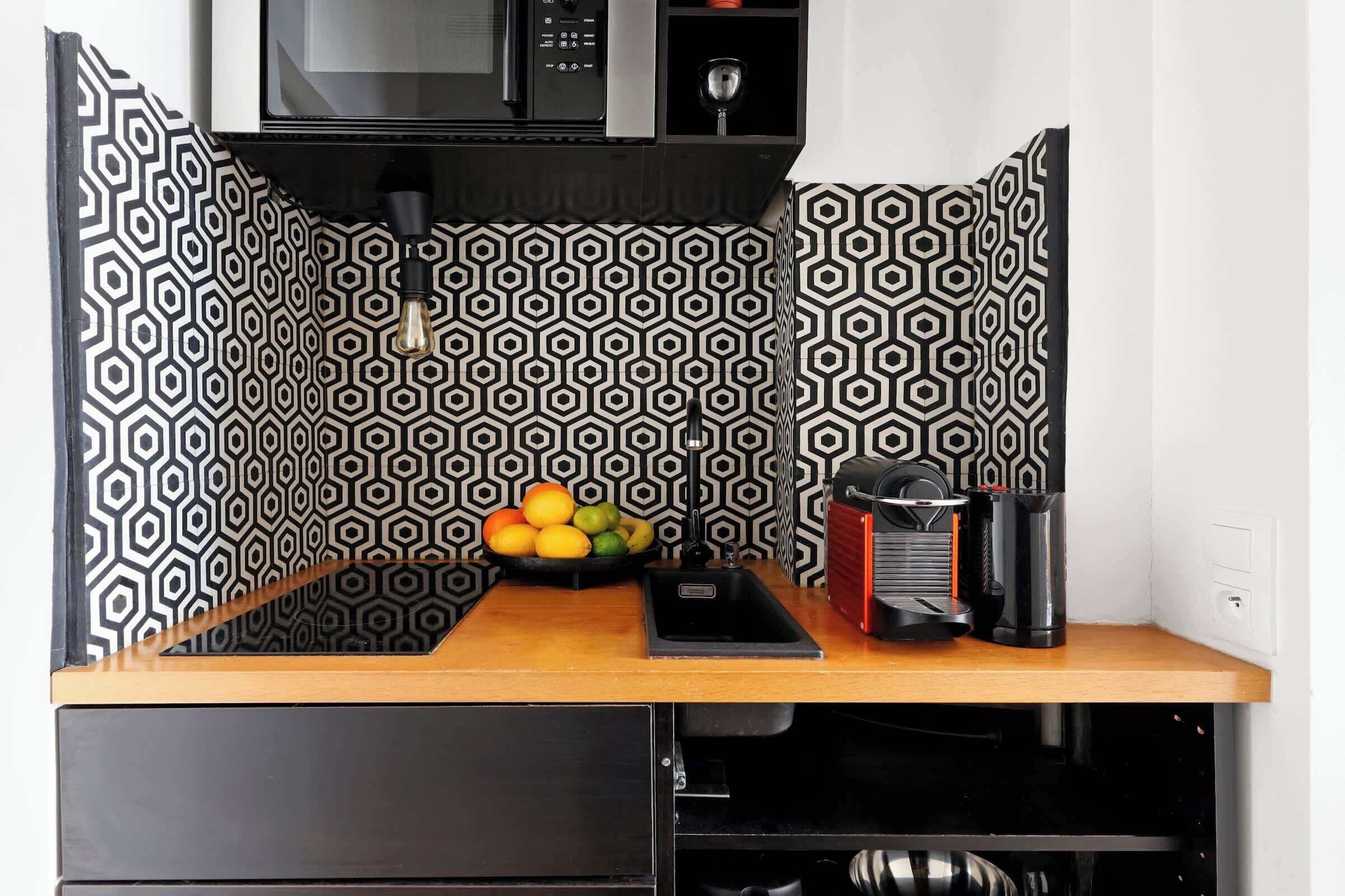 Frigorífico, microondas, placa de cocina y cafetera o tetera