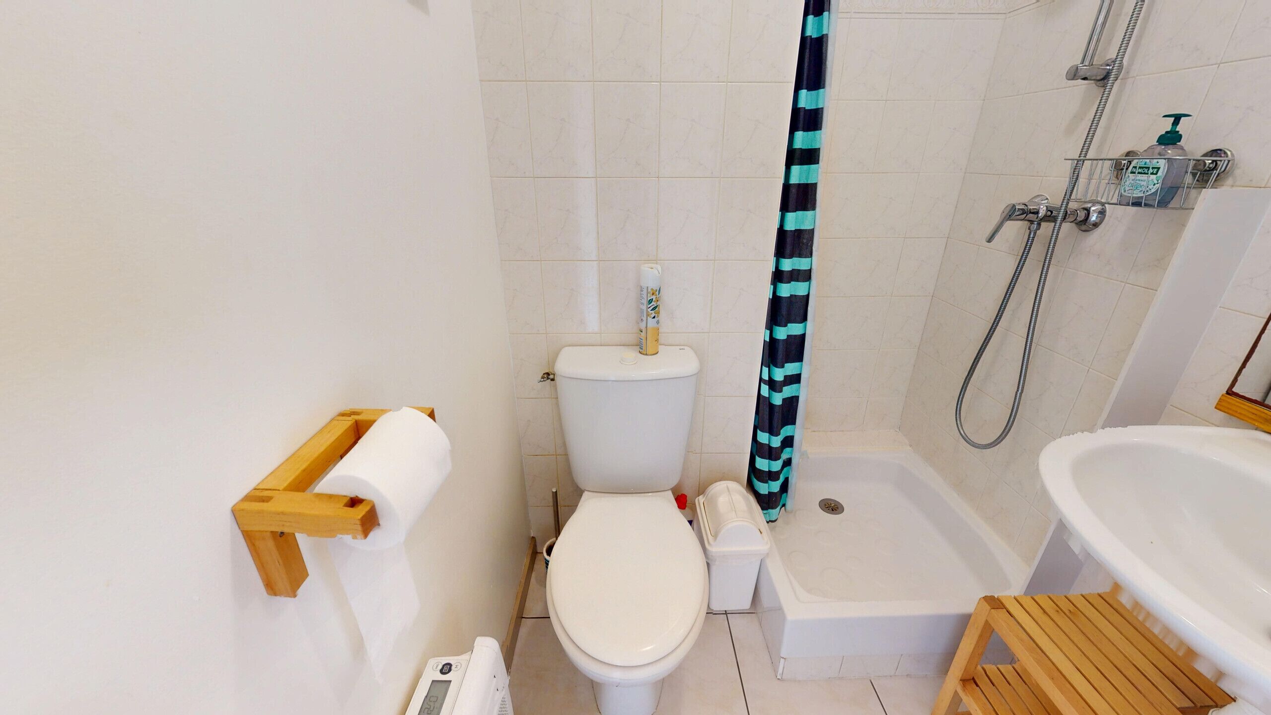 Un baño con inodoro, ducha y bañera.