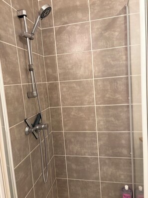 Ducha, secador de pelo, toallas, jabón