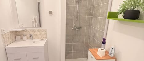 Douche, sĂšche-cheveux, serviettes fournies, savon