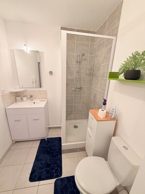 Douche, sèche-cheveux, serviettes fournies, savon