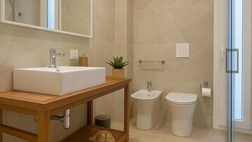 Dusche, umweltfreundliche Kosmetikartikel, Haartrockner, Bidet