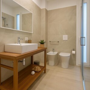 Een douche,  milieuvriendelijk toiletgerief, een haardroger, een bidet