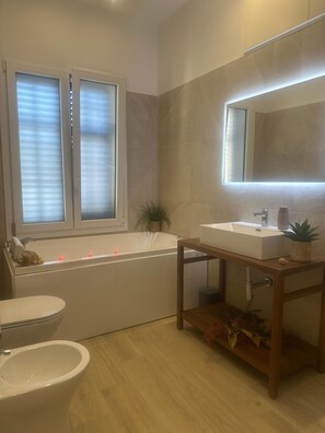 Shower, eco-friendly toiletries, hair dryer, bidet - The Cozy Acquazzurra Rooms - Via G.Marconi 158 Castellammare del Golfo (TP) (Castellammare del Golfo)