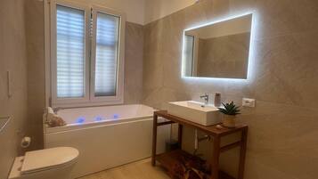 Dusche, umweltfreundliche Kosmetikartikel, Haartrockner, Bidet