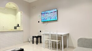 Deluxe Apartment | Makan dalam bilik