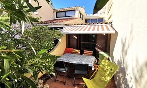 Outdoor dining - Cottage With Sea View Near the Beach (Leucate)