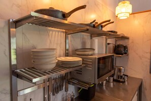 Refrigerador, microondas, horno y parrilla de estufa