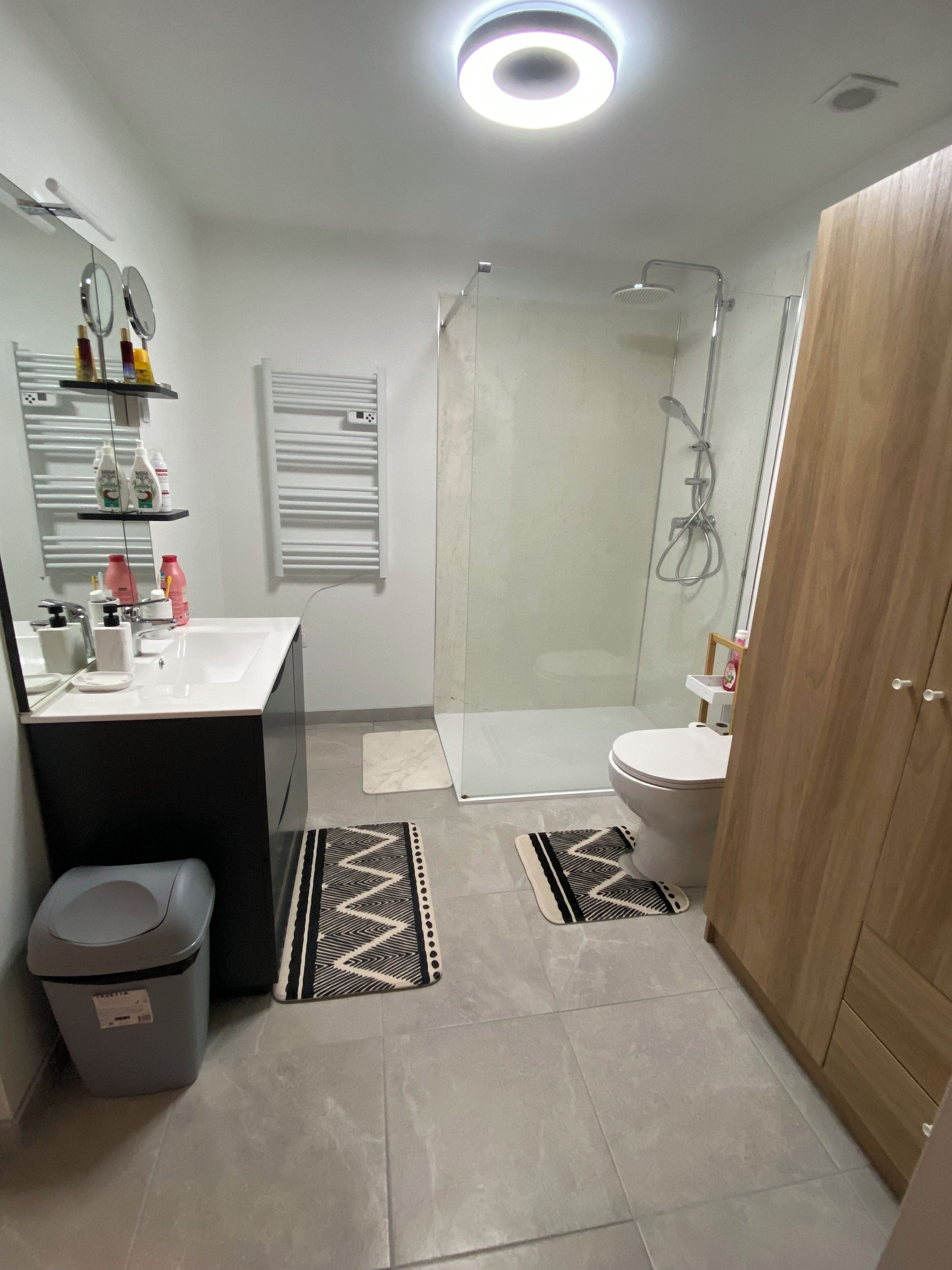 Een douche, een haardroger, handdoeken, zeep