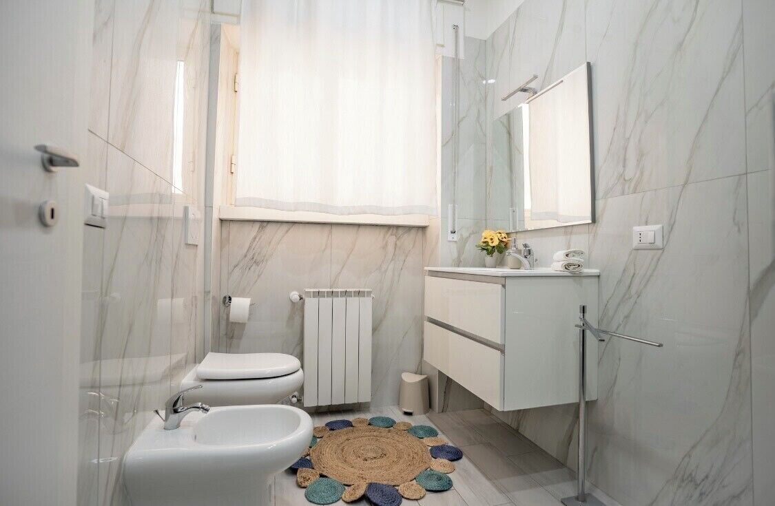 Asciugacapelli, asciugamani, sapone, carta igienica