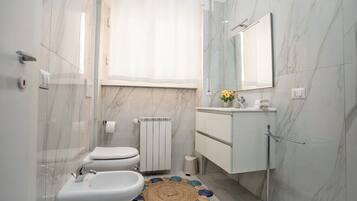 Asciugacapelli, asciugamani, sapone, carta igienica