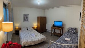 Een strijkplank/strijkijzer, internet, beddengoed