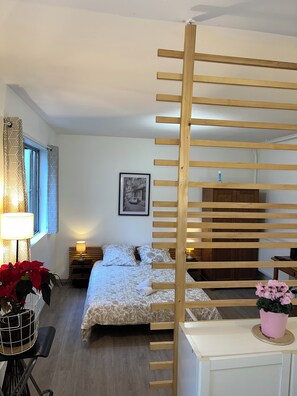 Een strijkplank/strijkijzer, internet, beddengoed