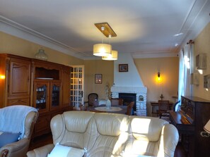 Living area - Friendly family home in a region of 1000 castles (Boulazac Isle Manoire)