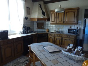 Private kitchen - Friendly family home in a region of 1000 castles (Boulazac Isle Manoire)