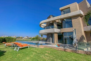 A heated pool - Villa Inaya with jacuzzi & pool - My Rental Homes (El Makina)