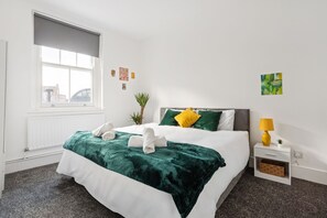 Iron/ironing board, free WiFi, bed sheets - Elegant 2BR Flat |Near Camden Road Stn|Cozy| ST (Greater London)