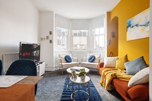 TV - Elegant 2BR Flat |Near Camden Road Stn|Cozy| ST (Greater London)