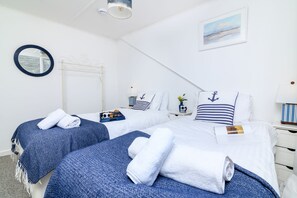 2 bedrooms, iron/ironing board, WiFi, bed sheets - Sealight Cottage–Downalong, St Ives – Sea Views – Parking (St Ives)