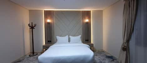 Executive Suite | In-room safe, soundproofing, iron/ironing board, free WiFi