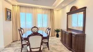 Executive Süit, 3 Yatak Odası | Oturma alanı | Uydu yayını kanalları bulunan 120 cm düz ekran televizyon, televizyon 
